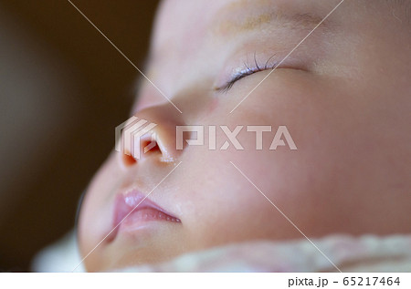 赤ちゃんの寝顔 まつげにピント の写真素材