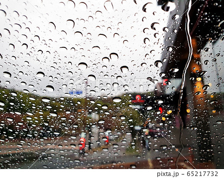 雨滴 雨水 窓 65217732