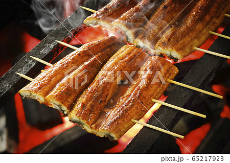 うなぎの蒲焼き 65217923