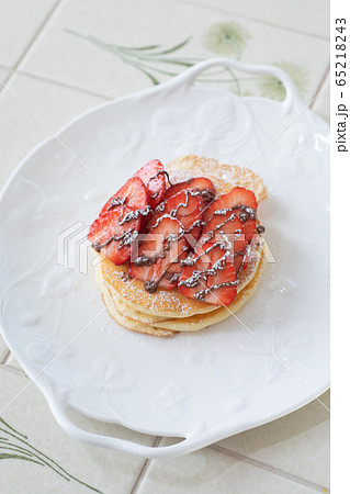 おうちでお菓子作り　フルーツパンケーキ　いちごチョコレート 65218243