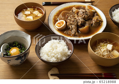 鶏手羽元の煮物と、黒豆納豆の食卓 鶏手羽元の煮物と、黒豆納豆の食卓 65218988