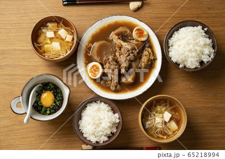 鶏手羽元の煮物と、黒豆納豆の食卓 65218994