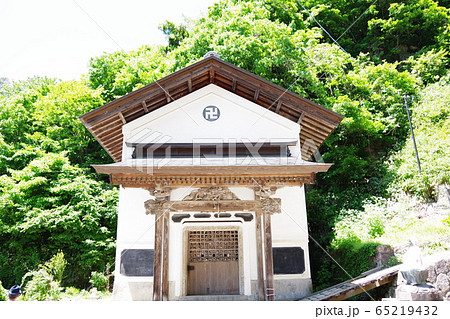 夏の山寺 65219432