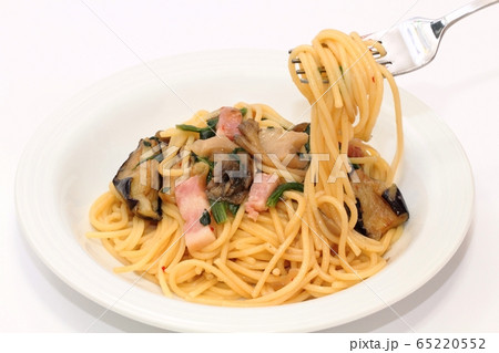 舞茸とナスとホウレン草とベーコンの和風パスタ 65220552