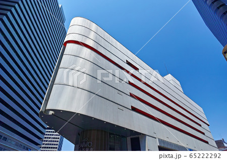 大阪梅田の街並み ヘップナビオ(阪急百貨店メンズ館)の写真素材