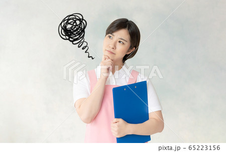 悩む保育士　介護福祉士 65223156
