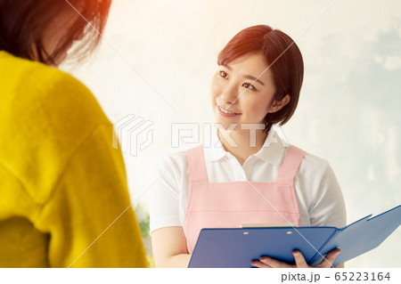 面談する介護士 保育士 面談する介護士 保育士 65223164