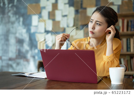 悩む女性 悩む女性 65223172