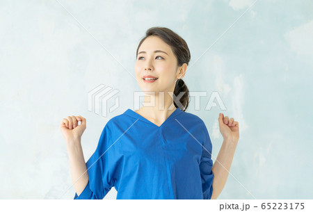 ストレッチする女性 65223175