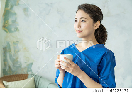 休憩する女性 65223177