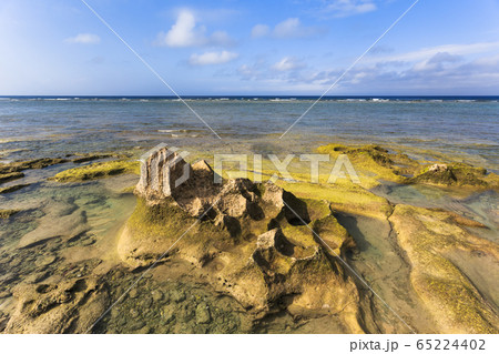日本最南端、沖縄県波照間島・3月の海 65224402
