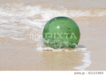 浜辺に流されてきたガラス浮き5 浜辺に流されてきたガラス浮き5 65225969
