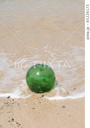 浜辺に流されてきたガラス浮き13 65226173