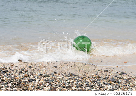 浜辺に流されてきたガラス浮き15 浜辺に流されてきたガラス浮き15 65226175