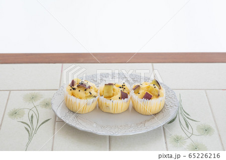 おうちでお菓子作り　さつまいも蒸しパン 65226216