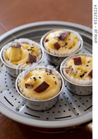 おうちでお菓子作り さつまいも蒸しパン おうちでお菓子作り さつまいも蒸しパン 65226224