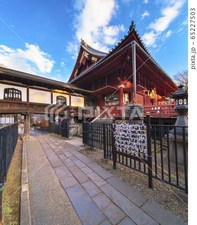 [東京・上野] 寛永寺の清水観音堂と書院を結ぶ火灯窓か花頭窓を飾る渡り廊下と参道の銅燈籠。 65227503