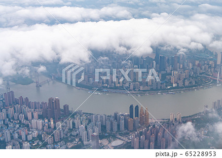 中国 重慶市の街並み 長江 空撮 65228953