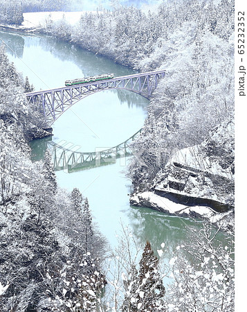 雪景色の只見線 65232352