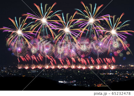 バーチャル背景 夏をイメージした花火の背景 Web会議 テレワーク オンライン飲み会にオススメ の写真素材