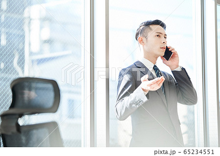電話をするビジネスマン 65234551