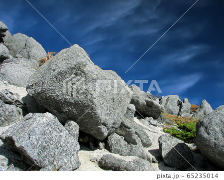 高山帯に転がる花崗岩 65235014