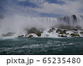ナイアガラ　アメリカ滝の水しぶき 65235480
