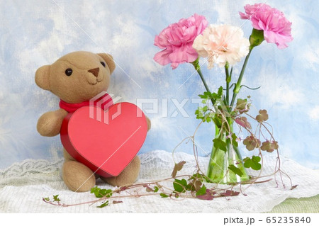 ハートのＢＯＸを持つテディベアとカーネーションのアレンジ 65235840
