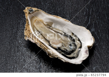 新鮮で美味しい生牡蠣 65237794