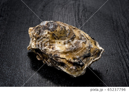 新鮮で美味しい生牡蠣 65237796