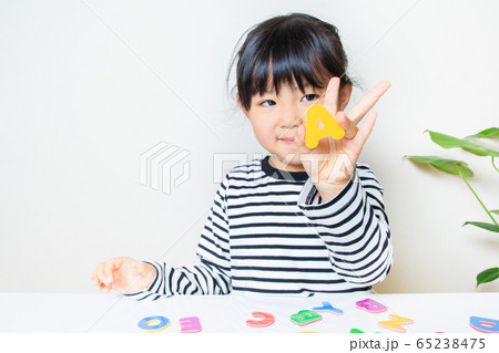 英語の勉強をする子供 65238475