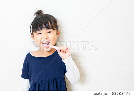 歯磨きする女の子 65238476