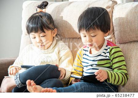 スマホに夢中な子供 65238477