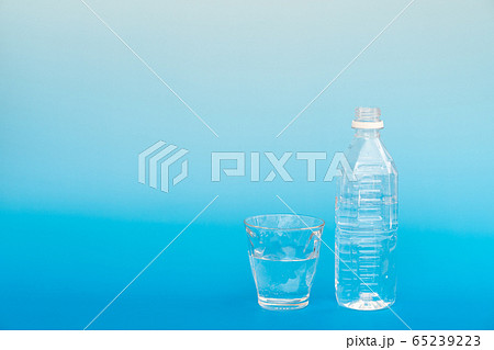 水　グラスとペットボトル 65239223