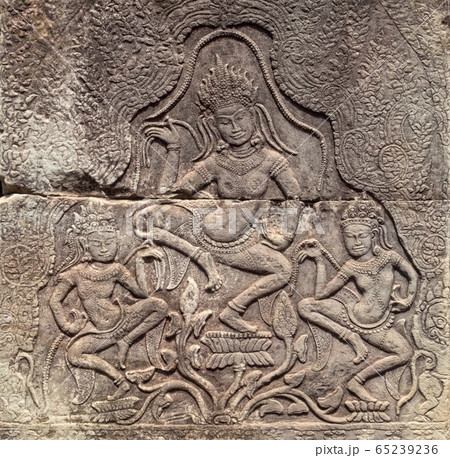 Dancing female spirits - Siem Reap 65239236
