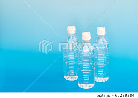 水 複数本のペットボトル 水 複数本のペットボトル 65239384