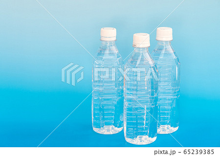 水 複数本のペットボトル 水 複数本のペットボトル 65239385