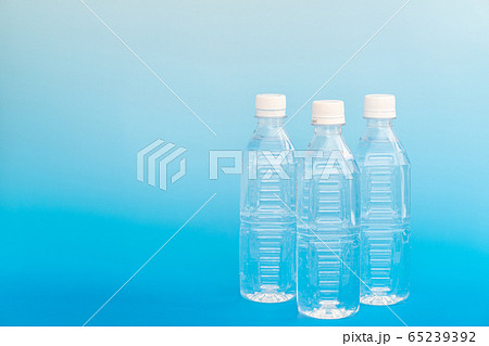 水 複数本のペットボトルの写真素材