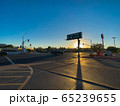 標識と夕日 65239655