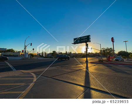 標識と夕日 65239655