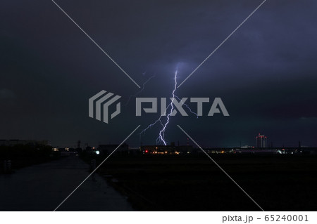 街に雷が落ちる光景 65240001