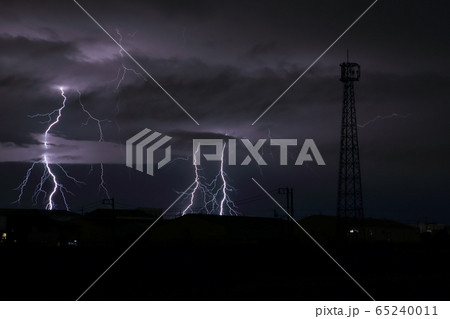 鉄塔のシルエットと3筋の稲妻 65240011