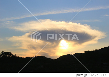 巨大UFO雲あらわる　（奥浜名湖） 65240543