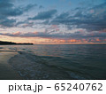 夕方のビーチ 65240762