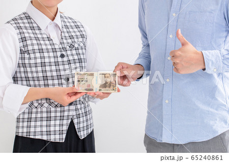 銀行員が100万円のお金を私服を来た人に渡している ガッツポーズ money 助成金 給付金 銀行員が100万円のお金を私服を来た人に渡している ガッツポーズ money 助成金 給付金 65240861