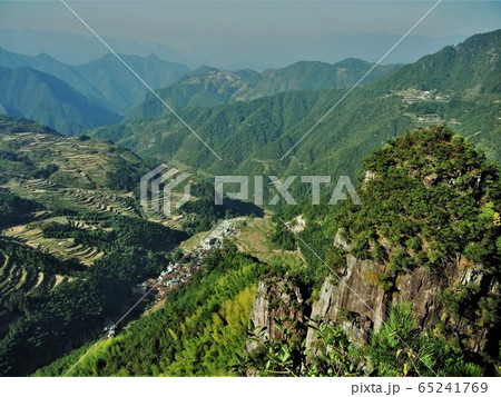 中国浙江省麗水市郊外尖頭地区の山岳風景の写真素材