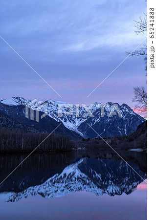 上高地の夜明け:大正池と穂高連峰 (5月上旬) 上高地の夜明け:大正池と穂高連峰 (5月上旬) 65241888