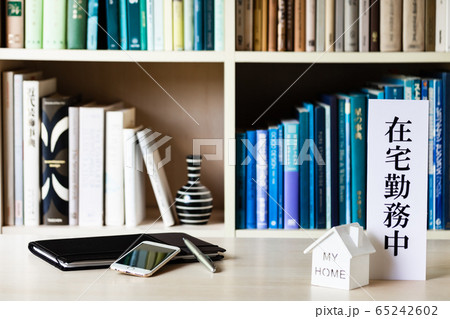 背景素材・本棚背景 在宅勤務実施中 65242602