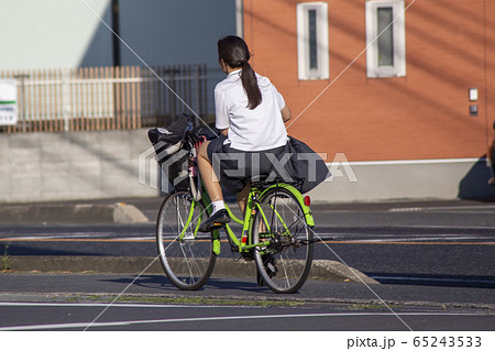 自転車 街撮り 女子高生 自転車通学の女子高校生 [114824821]の写真素材 - アフロ