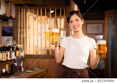 居酒屋でアルバイトする女の子の写真素材